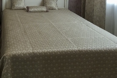 Декоративные подушки и покрывала на кровать
