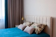 Декоративные подушки на кровать комплект