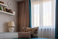 Подушки декоративные в комплект с покрывалом и шторами в-спальне