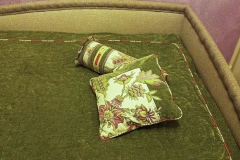 Стеганное покрывало в комплекте с декоративными комбинированными подушками с аппликацией