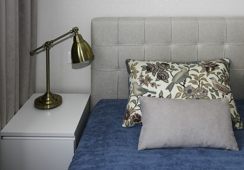 Декоративные подушки на кровать в интерьере (73 фото)