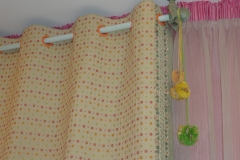 Декорирование детской комнаты плотной шторой на люверсах