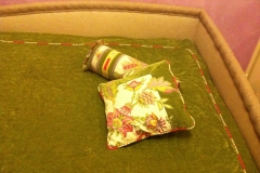 Комплект в девичью комнату, покрывало и подушки с аппликацией